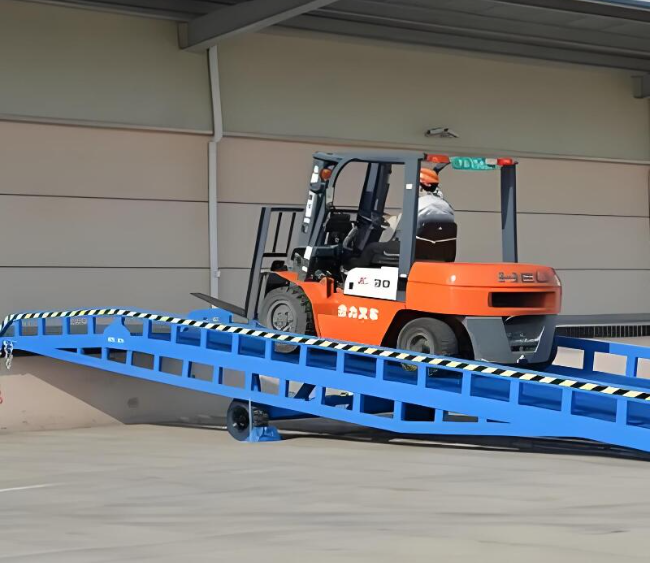 黔西南移动式卸货平台（叉车用）